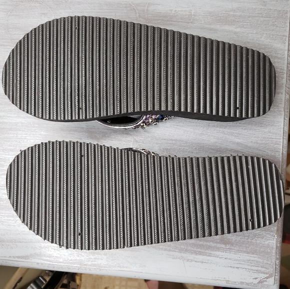 P & G Collection Jeweled Flip-flops w/man kneeling at the cross medallion size 8 - Picture 13 of 13